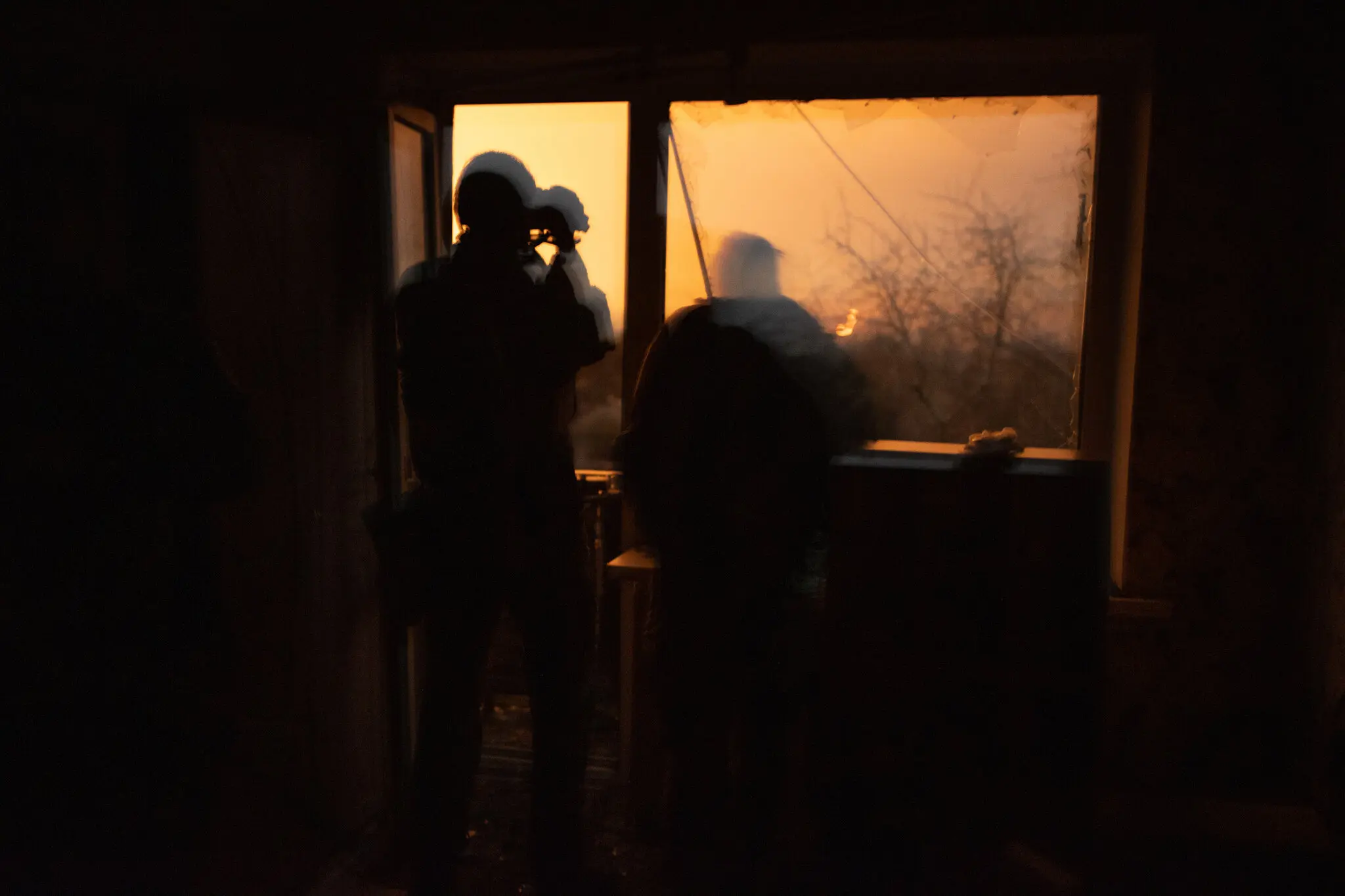 Вибух осяяв небо, коли невелика група спостереження Української армії оглядала горизонт над Бахмутом 9 грудня